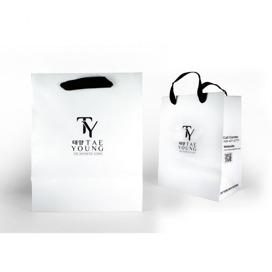 รับพิมพ์ถุงกระดาษไม่มีขั้นต่ำ - บริษัท ซีซัน กรุ๊ป จำกัด - กล่องเครื่องสำอาง โรงพิมพ์ โรงงานผลิตบรรจุภัณฑ์ สติ้กเกอร์สินค้า ฉลากสินค้า ผลิตกล่องน้ำหอม ออกแบบแพ็คเกจจิ้ง ออกแบบบรรจุภัณฑ์ 